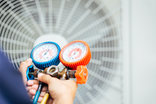 - air conditioning technician and a part of preparing to install new picture id1335522873 b 1 k 20 m 1335522873 s 170667a w 0 h 7g G76y89pVr2rQsXOonXcdofEI2OPIM7y4GbgxU8c -