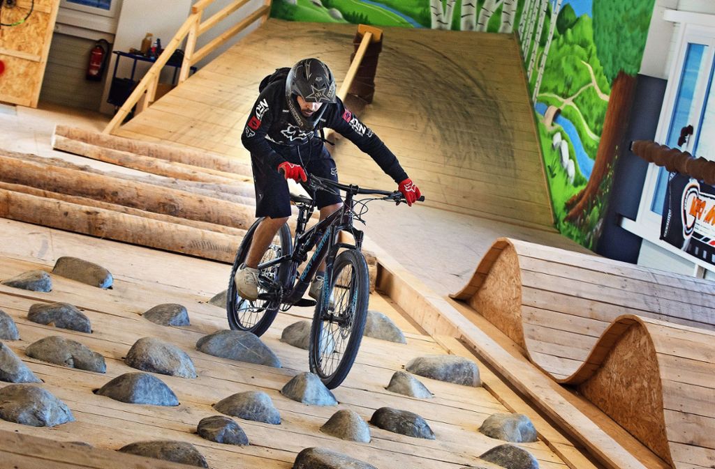 &Uuml;ber Stock und Stein &ndash; wie man Hindernisse mit dem Bike bew&auml;ltigt, kann man im neuen Indoor-Park in Wernau &uuml;ben. Foto: Ines Rudel