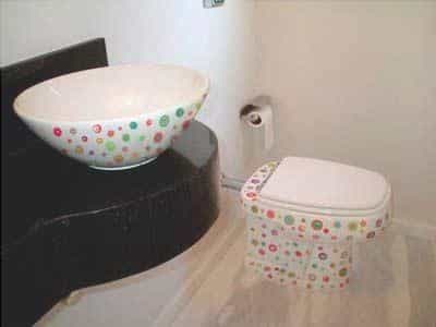 The tips of the Bathrooms are decorated with objects