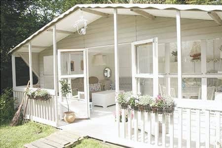 the minimalist decor to the outside