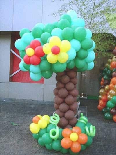 decorating with balloons