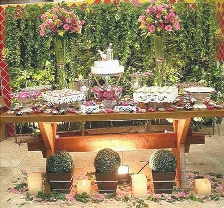 if you want ideas to decorate the table that will be used to put a cake into a rustic wedding, here comes the pictures