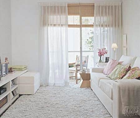 the rooms are decorated in simple