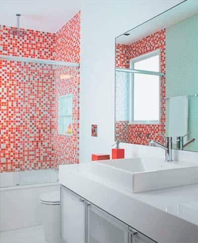the tips of the bathrooms are decorated with inserts