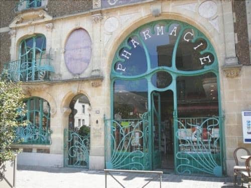 The facade of the pharmacy, in the Art Nouveau style